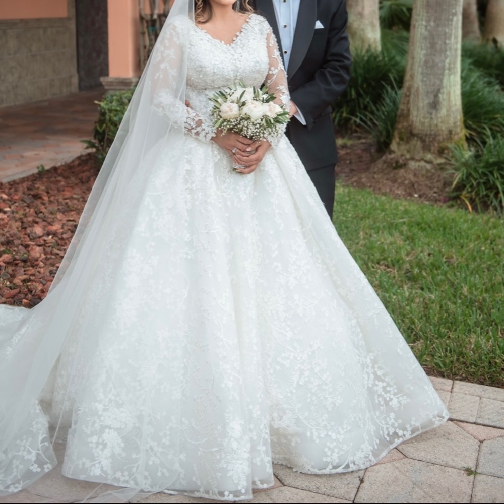 Beautiful corsage wedding dress only wore once!